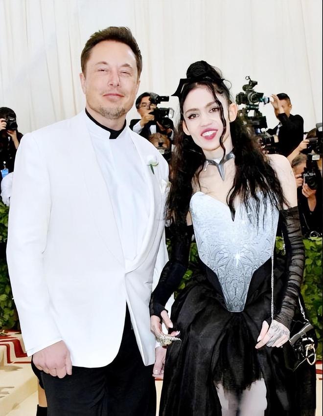 模特合租房吃8元面不加蛋爱仙女个性风j9九游会登录马斯克儿子摇身一变成(图2)