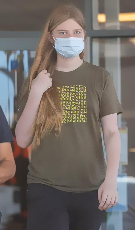模特合租房吃8元面不加蛋爱仙女个性风j9九游会登录马斯克儿子摇身一变成(图19)